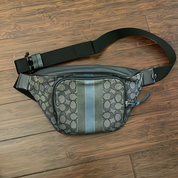 Coach
THOMPSON BELT BAG IN SIGNATURE JACQUARD WITH VARSITY STRIPE - Picture 4 of 8